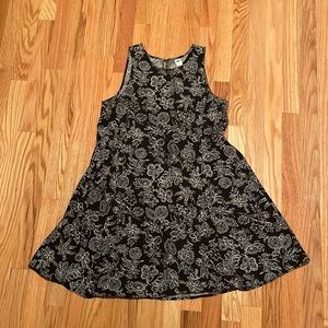 Old Navy black and white (short) floral dress SIZE: S Condition: good